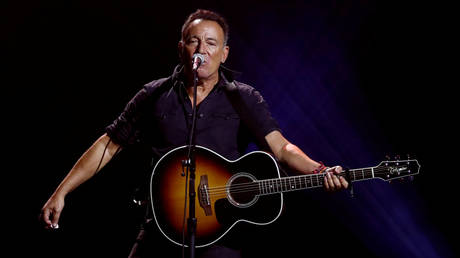 FILE PHOTO: Singer Bruce Springsteen performs during the closing ceremony for the Invictus Games in Toronto, Ontario, Canada.© Reuters / Mark Blinch.