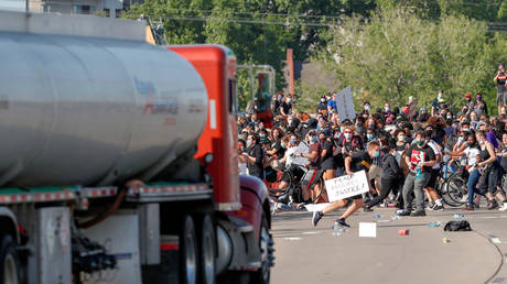 A tanker truck drives into thousands of protesters marching on I35W in Minneapolis, Minnesota, May 31, 2020 © Reuters / Eric Miller