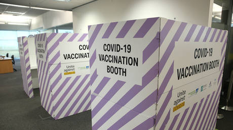 Vaccination booths and signage are pictured inside a South Auckland vaccination clinic on March 09, 2021 in Auckland, New Zealand. © Phil Walter/Getty Images
