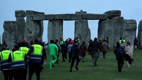 Police descend on Stonehenge&rsquo;s summer solstice event after crowd gathers at English monument in breach of Covid-19 rules (VIDEOS)
