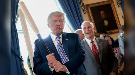 FILE PHOTO: Then-Vice President Mike Pence (R) and President Donald Trump are shown during happier times for the pair, attending a White House event in July 2017. © Reuters / Carlos Barria