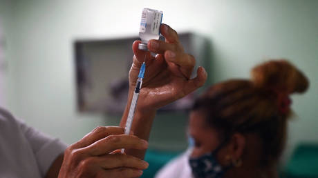 A nurse prepares to inoculate a health worker with the second dose of the Cuban vaccine candidate Abdala against COVID-19 in Cienfuegos, Cuba, on May 30, 2021.
© Yamil LAGE / AFP