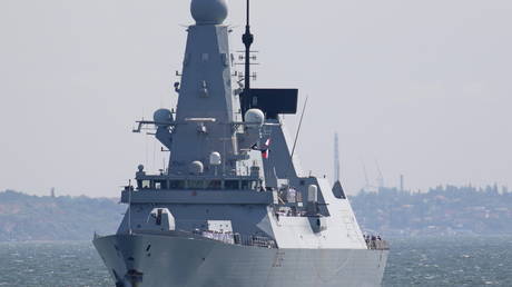 British Royal Navy's Type 45 destroyer HMS Defender arrives at the Black Sea port of Odessa, Ukraine June 18, 2021. Picture taken June 18, 2021. © REUTERS/Sergey Smolentsev