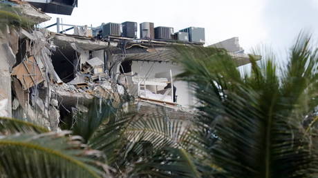 A bunk bed is seen in a partially collapsed building in Miami Beach, Florida, U.S., June 24, 2021. © REUTERS/Marco Bello