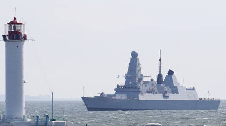 British Royal Navy's Type 45 destroyer HMS Defender arrives at the Black Sea port of Odessa, Ukraine June 18, 2021. © REUTERS/Sergey Smolentsev