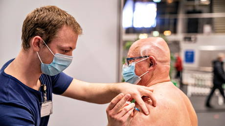 FILE PHOTO: A medical worker vaccinates a man against the coronavirus disease (COVID-19) in Frederikshavn, Jutland, Denmark, April 12, 2021. © Henning Bagger/ Ritzau Scanpix/via REUTERS