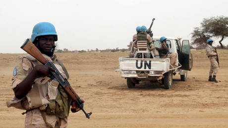 UN peacekeepers stand guard in the northern town of Kouroume, Mali, May 13, 2015. Kourome is 18 km (11 miles) south of Timbuktu. © REUTERS/Adama Diarra