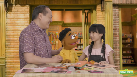 A clip from Sesame Street's 'Proud of your Eyes' video © YouTube / Sesame Street