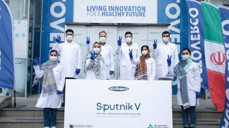 Employees of the Iranian pharma company, Actoverco, with the test batch of Russia’s Sputnik V vaccine. © Twitter / Sputnik V