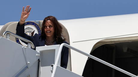 US Vice President Kamala Harris delivers greets as she boards Air Force Two at El Paso International Airport in El Paso, Texas, U.S., June 25, 2021. © REUTERS/Evelyn Hockstein