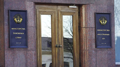 Entrance to the Belarusian Foreign Ministry’s headquarters in Minsk. © Sputnik / Ivan Rudnev