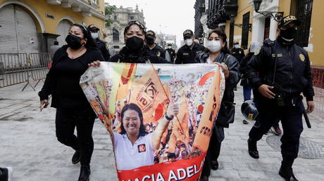 Supporters of Keiko Fujimori carry a banner as they march near the government palace where Fujimori delivered a letter requesting an international audit of the vote. ©REUTERS / Angela Ponce