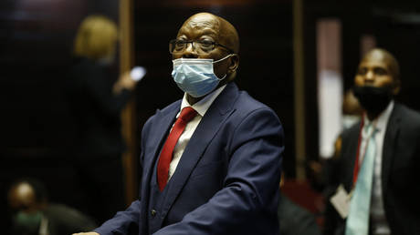 Former South African President Jacob Zuma stands in the dock after recess of his corruption trial at the Pietermaritzburg High Court in Pietermaritzburg, South Africa, on May 26, 2021. © AFP / PHILL MAGAKOE