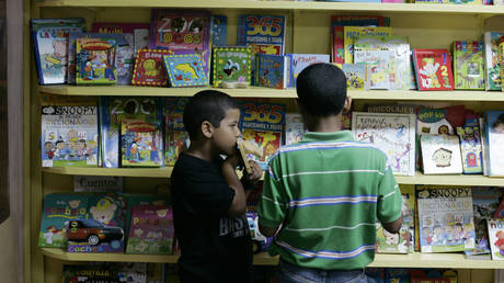 FILE PHOTO. Kids browse through books during the XI International Book Fair in Santo Domingo. © Reuters / Eduardo Munoz