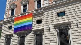 «Нехороший вид»: посольство США в Ватикане развевает флаг гордости ЛГБТ, оскорбляя католиков