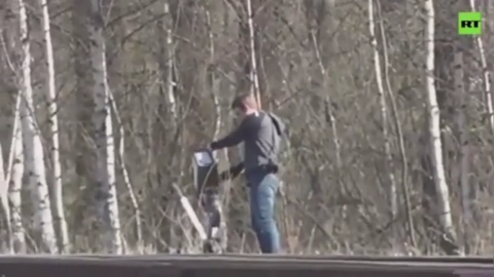 Derailing relations? American embassy employee accused of STEALING Russian train station sign & ‘endangering lives of passengers’