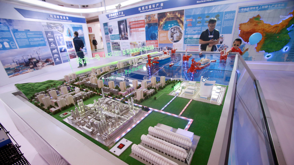 参观者在中国北京的一个博览会上观看玲珑一号 (ACP1000) 的模型。 ©路透社/斯金格