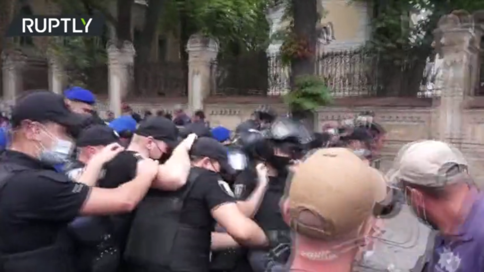 Ukrainian far-right clash with pro-LGBT protesters at topless ‘rave’ held in support of new anti-discrimination law (VIDEO)