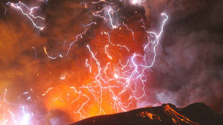 Volcanic lightning or a dirty thunderstorm is seen above Shinmoedake peak as it erupts, Japan (FILE PHOTO) © REUTERS/Minami-Nippon Shimbun/Handout