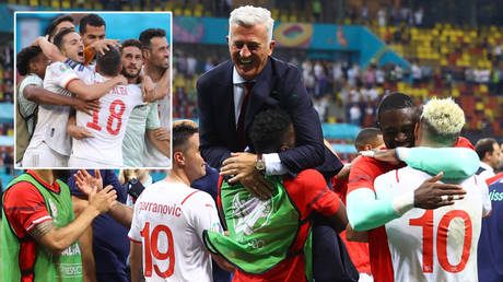 Vladimir Petkovic (right) faces Spain (left) with his Switzerland side © Friedemann Vogel / Reuters | © Marko Djurica / Reuters