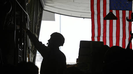 FILE PHOTO. A US Air Force C-130 crew member prepares to fly from Bagram Air Base in 2012. ©REUTERS / Erik De Castro