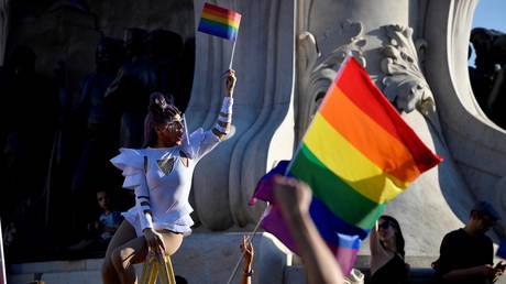 Demonstrators protest against Hungarian Prime Minister Viktor Orban and the latest anti-LGBTQ law in Budapest, Hungary, (FILE PHOTO) © REUTERS/Marton Monus