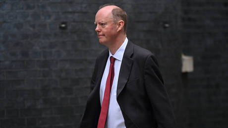 Britain's Chief Medical Officer for England Chris Whitty arrives at 10 Downing Street in central Londonю © AFP / Ben STANSALL