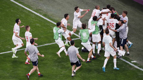 Spain beat Switzerland on penalties in St. Petersburg. © Reuters