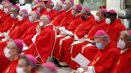 Members of the clergy attend the Mass of Saint Peter and Paul celebrated by Pope Francis at the Vatican, June 29, 2021. © REUTERS/Remo Casilli