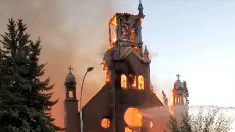 Flames engulf a Catholic church as firefighters work to extinguish the fire at St. Jean Baptiste Parish in Morinville, Alberta, Canada June 30, 2021 © Diane Burrel /via REUTERS