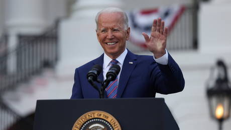 U.S. President Joe Biden salutes as he delivers remarks at the White House at a celebration of Independence Day in Washington, U.S., July 4, 2021. © REUTERS/Evelyn Hockstein