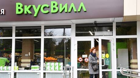 A woman leaves the chain food store 'VkusVille'. © Sputnik / Ilya Pitalev