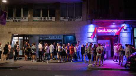 Young people queue to enter a nightclub on June 27, 2021, in Barcelona, Catalonia (Spain). © Pau Venteo/Europa Press via Getty Images