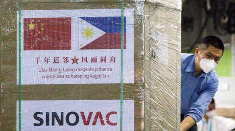 FILE PHOTO: A worker unloads a box of Sinovac Biotech's CoronaVac vaccines against the coronavirus disease (COVID-19) from a Chinese military aircraft at Villamor Air Base in Pasay, Metro Manila, Philippines, February 28, 2021. © REUTERS/Eloisa Lopez
