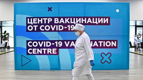 A medical officer at the COVID-19 vaccination center at the Luzhniki Stadium in Moscow. © Sputnik / Evgeny Odinokov