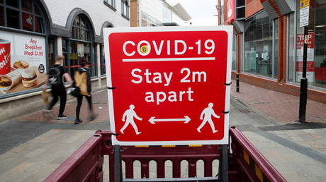 A social distancing sign is seen amid the spread of the coronavirus disease (COVID-19), in Leicester, Britain, May 27, 2021. © REUTERS/Andrew Boyers