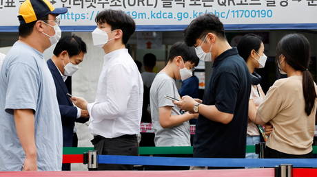 FILE PHOTO. People wait in line for a COVID-19 test in Seoul. ©REUTERS / Heo Ran