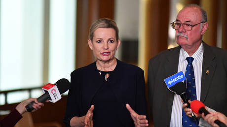 FILE PHOTO. Environment Minister Sussan Ley and Great Barrier Reef Envoy Warren Entsch speak during a press conference in the Mural Hall at Parliament House on June 22, 2021 in Canberra, Australia. © Getty Images / Sam Mooy