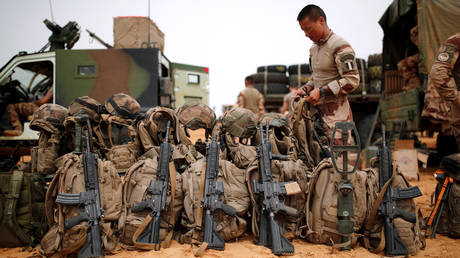 FILE PHOTO. A French soldier of the 2nd Foreign Engineer Regiment prepares his equipment at a temporary forward operating base (TFOB) during Operation Barkhane in Ndaki, Mali. © Reuters / Benoit Tessier