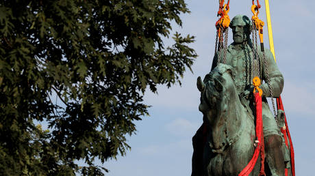 Workers remove a statue of Confederate General Robert E. Lee from Market Street Park July 10, 2021 in Charlottesville, Virginia. © AFP / WIN MCNAMEE