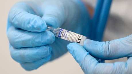 A healthcare worker prepares a dose of Sputnik V at a vaccination centre in Moscow, Russia, June 24, 2021 © Reuters / Evgenia Novozhenina