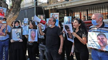 Lebanese security forces lash out at coffin-bearing protesters trying to force way into minister&rsquo;s home (VIDEOS)