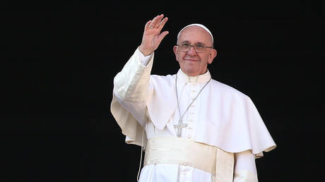 Pope Francis waves to the faithful as he delivers his 'Urbi et Orbi' blessing message from the central balcony of St Peter's Basilica on December 25, 2015 in Vatican City, Vatican. © Franco Origlia/Getty Images