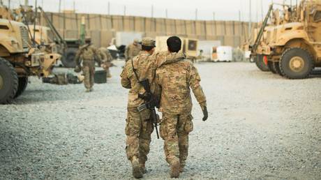 FILE PHOTO: A US soldier from the 3rd Cavalry Regiment walks with the unit's Afghan interpreter before a mission near forward operating base Gamberi in the Laghman province of Afghanistan, December 11, 2014 © Reuters / Lucas Jackson