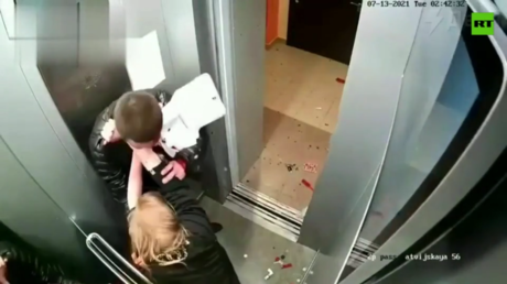 Bizarre scene in Russia as couple have scrap & cover elevator in blood&hellip; before coming back to clean it all up (DISTURBING IMAGES)