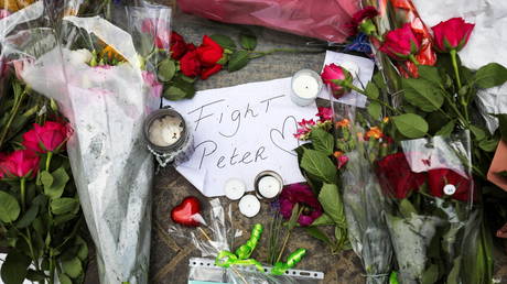 FILE PHOTO: Flowers and a note rest on the place where Dutch celebrity crime reporter Peter R. de Vries has been shot and reported seriously injured in Amsterdam, Netherlands, July 7, 2021. © REUTERS/Eva Plevier