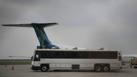 FILE PHOTO: Transport buses used to carry migrants are seen parked next to chartered planes before departure from Brownsville South Padre International Airport in Brownsville, Texas, May 18, 2019 © Reuters / Loren Elliott