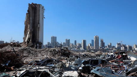 The wreckage of vehicles are pictured near Beirut's destroyed grain silo at the site of the August 4, 2020 explosion at Beirut port, Lebanon (FILE PHOTO) © REUTERS/Mohamed Azakir