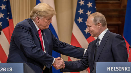 Donald Trump and Vladimir Putin shake hands during a joint press conference after their summit on July 16, 2018 in Helsinki, Finland. © Chris McGrath/Getty Images