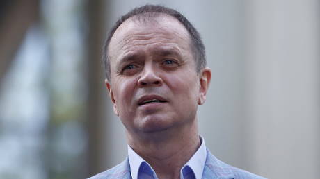 FILE PHOTO. Ivan Pavlov, a lawyer defending Kremlin critic Alexei Navalny's Anti-Corruption Foundation (FBK) in an extremism case, speaks with journalists after a court hearing in Moscow, Russia May 17, 2021.© Reuters / Maxim Shemetov